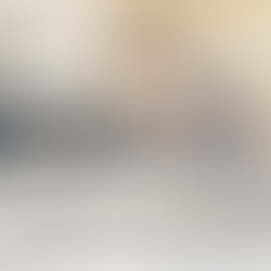 Esta miniatura artística de "The Pitt" muestra a un médico barbudo concentrado en el tratamiento de un paciente. El texto resalta un infarto de la arteria cerebral media izquierda para el décimo episodio.