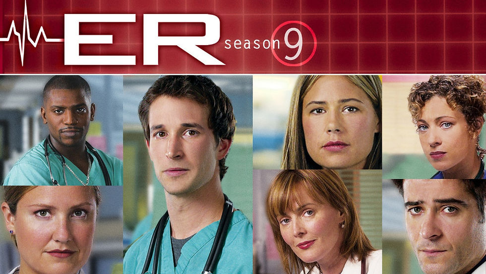 Esta imagen promocional de la novena temporada de la serie ER muestra un collage con los rostros de los protagonistas, incluyendo a Noah Wyle, sobre un fondo médico rojo con cuadrícula de electrocardiograma.