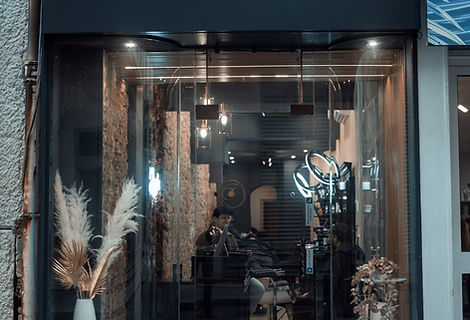 Devanture du salon Les Angles, coiffeur barbier au 4 rue de l'Arbre Sec, Lyon 1 Beaux-Arts