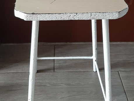 Taburet cu flori, dantelă și amintiri