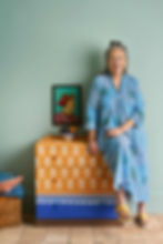 Annie Sloan si comoda decorata cu sabloane