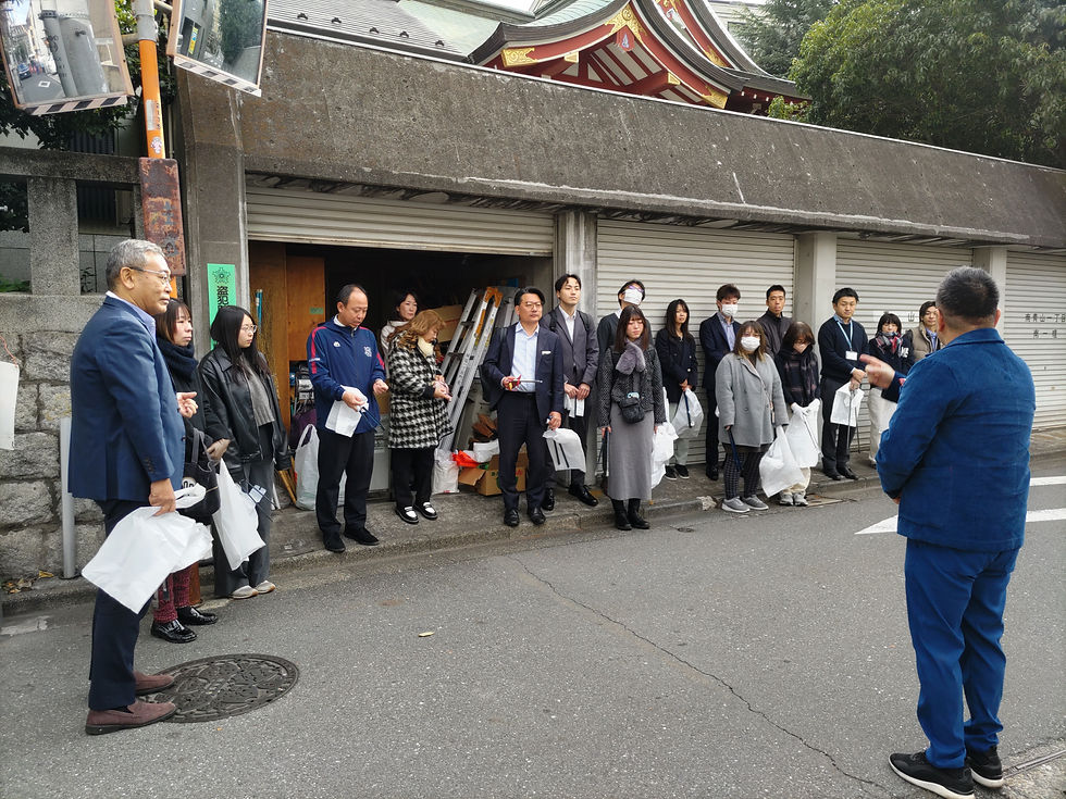 落ち葉が舞い上がる11月のキラー通りの美化活動