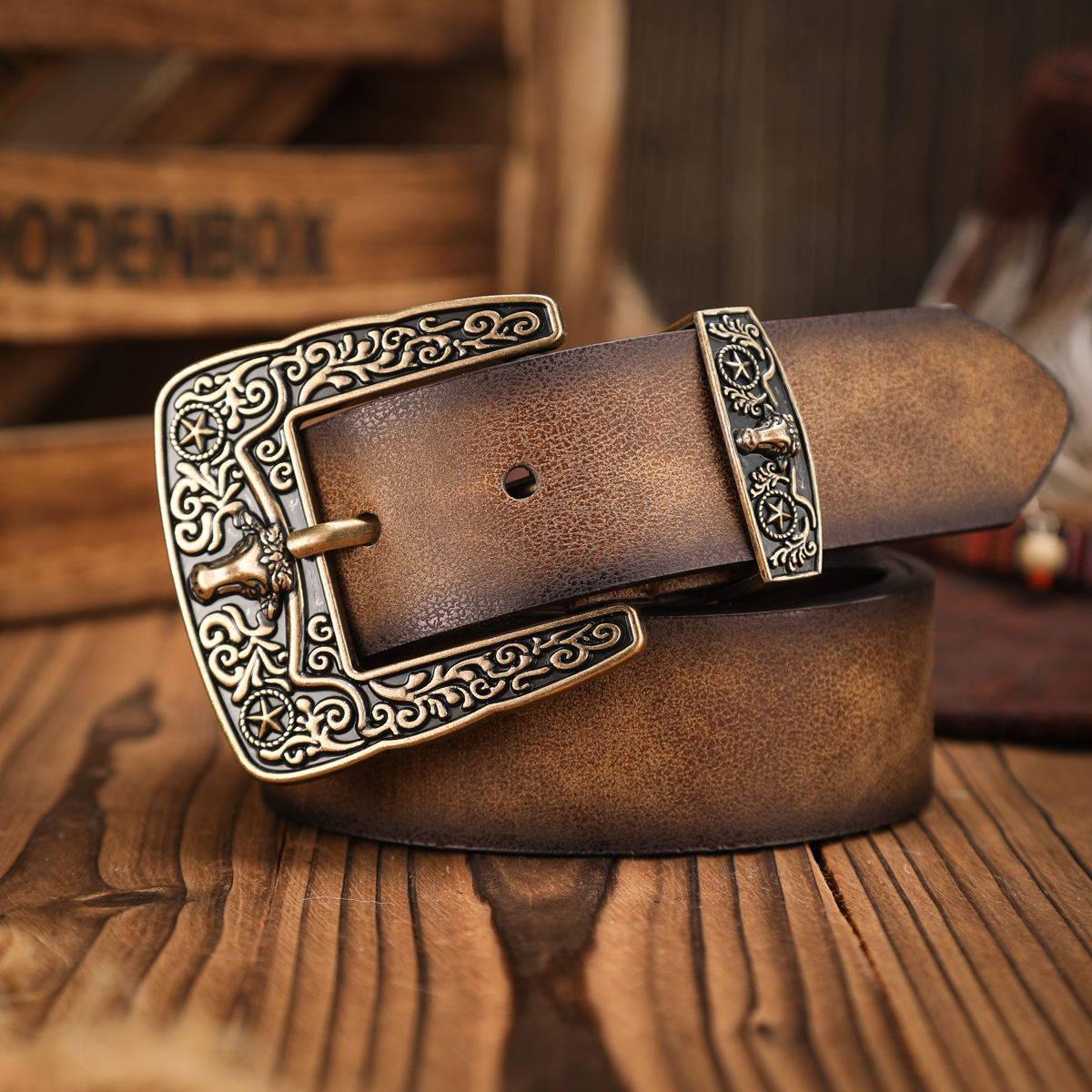 A casual, individual and retro belt, a Western-style clothing accessory, metal b