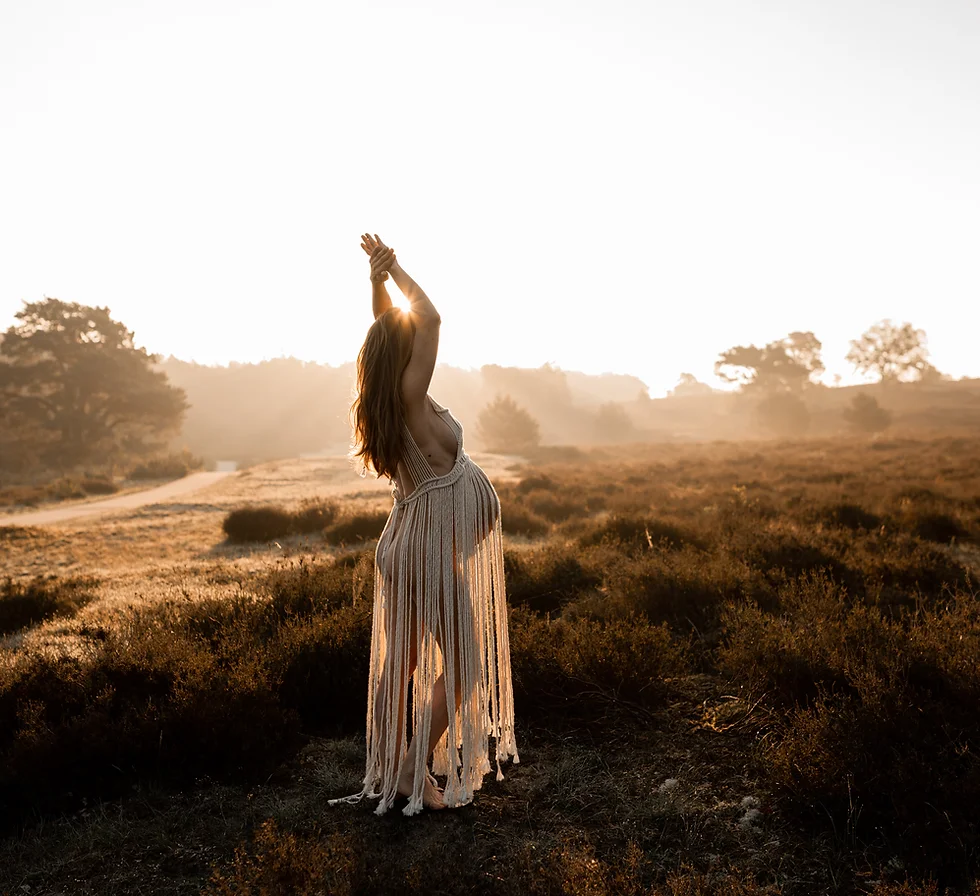 Foto door Naomi Vonk van een zwangere vrouw tijdens zonsondergang