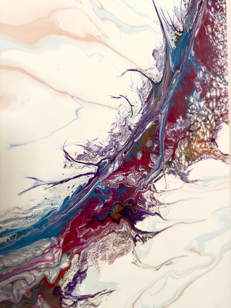 Thumbnail: Détail coloré de « Vagues Déferlantes » avec des teintes violettes et rouges, rappelant la puissance et la fluidité des vague