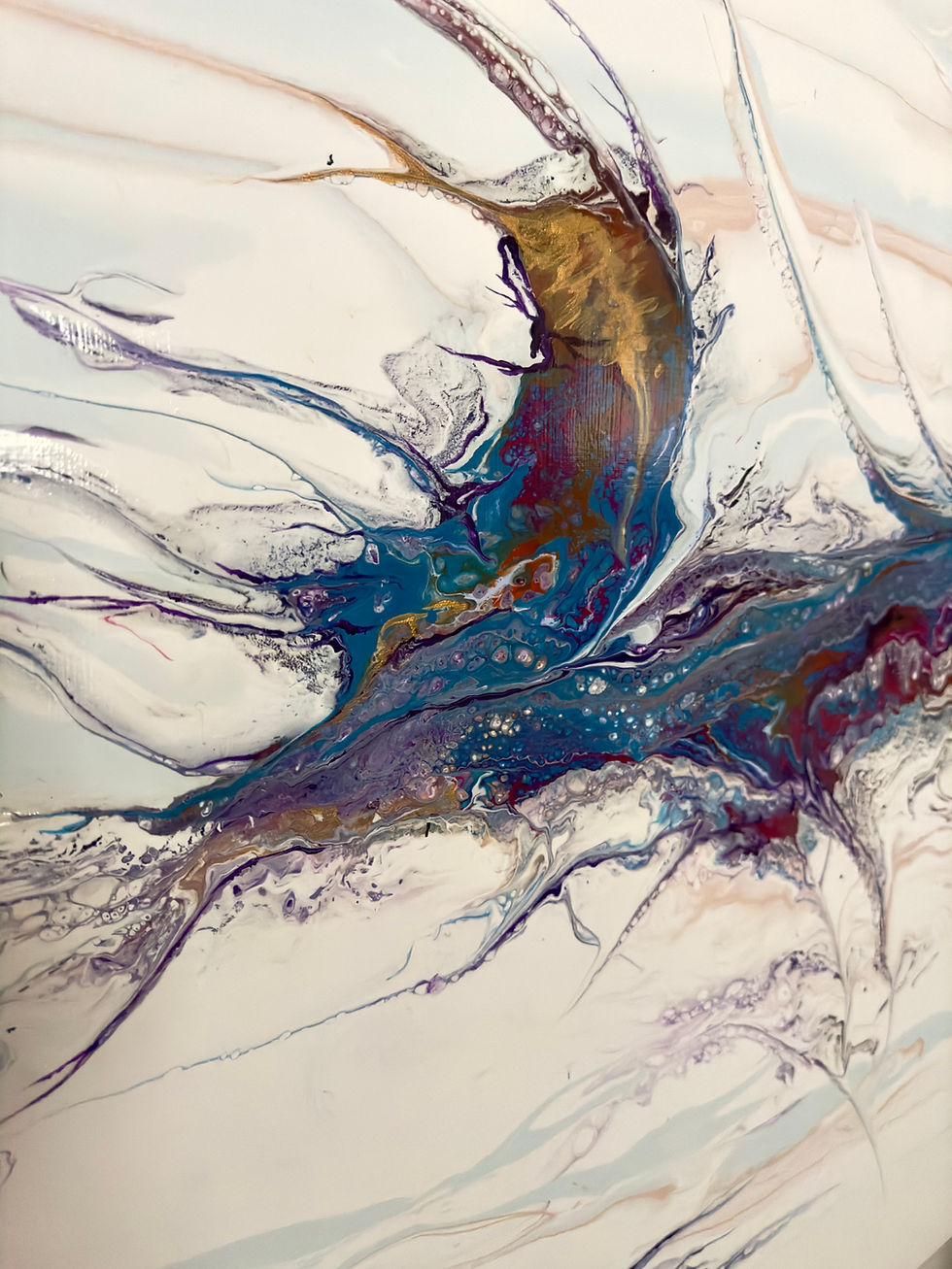 Thumbnail: Détail de la toile « Vagues Déferlantes » mettant en lumière des textures bleues et dorées évoquant le mouvement marin.