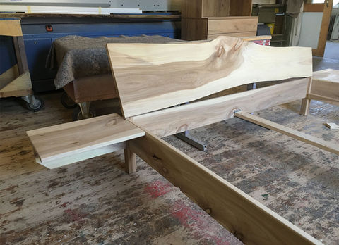 Doppelbett mit angebauten Nachttischen