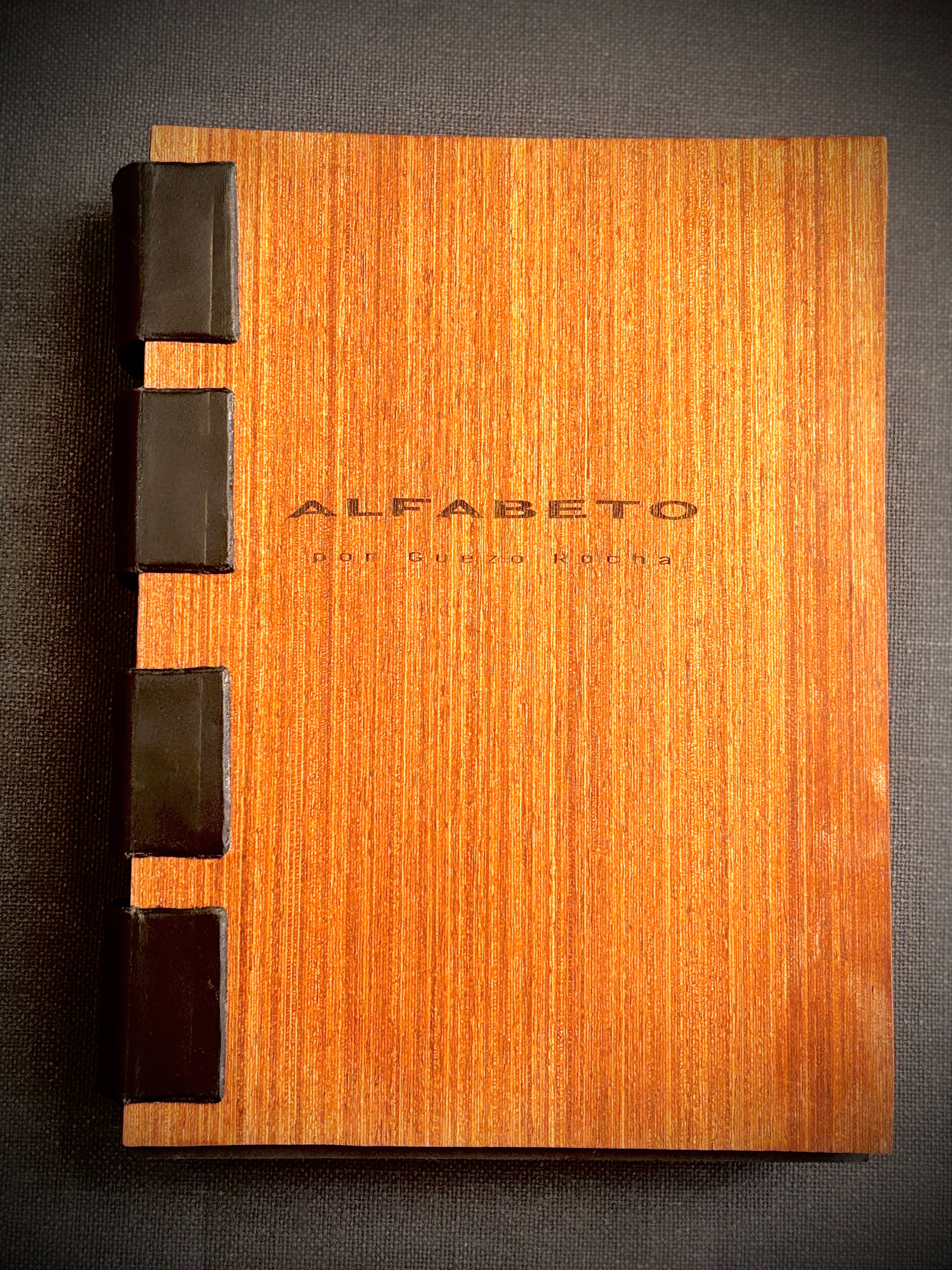 Álbum ou portifolio “concertina suturada” capa madeira