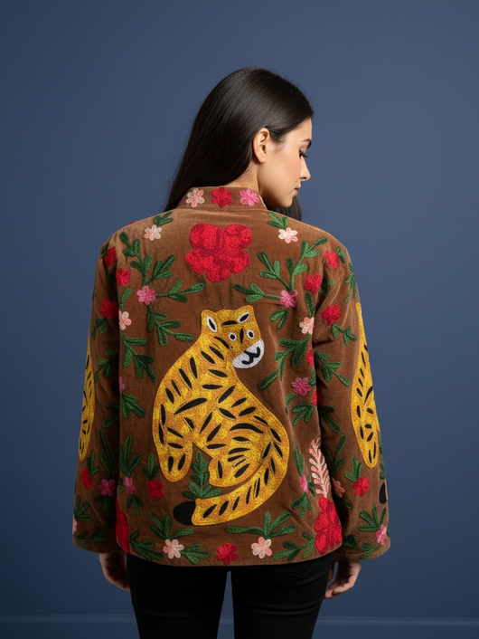 Suzani Jacke aus Samt bestickt mit einem Bengal Tiger und Blumenmotiven, Cognac
Onesize