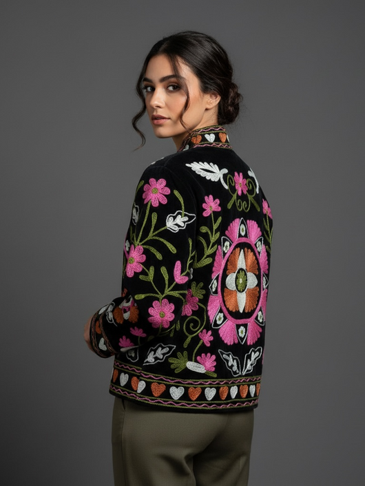 Suzani Jacke aus Samt bestickt mit Ornamenten und Blumenranken, Schwarz
