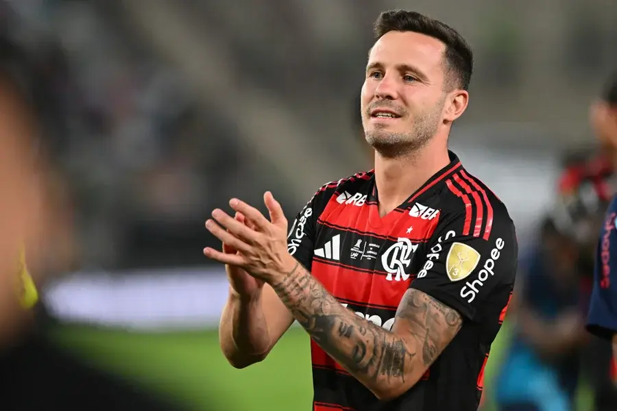 Filho de Saúl recebe alta após internação e volante do Flamengo agradece apoio da torcida