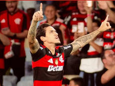 Flamengo vence o Vitória no Maracanã e leva vantagem para decisão fora de casa