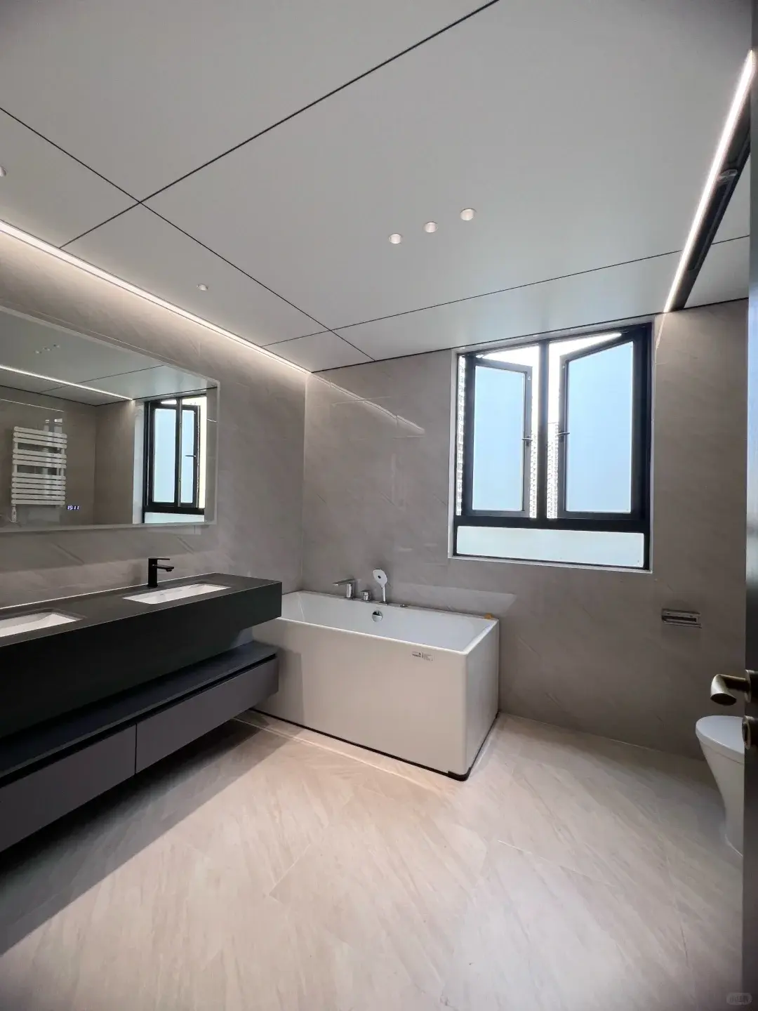 Panel nido de abeja aluminio impearmeable en baño moderno minimalista