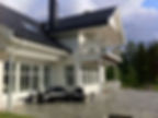 Hvit hus med balkong