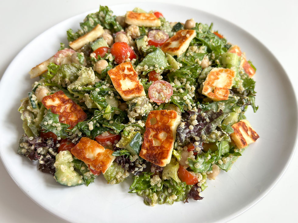 Salat med grillet ost, kikerter og quinoa