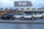 Bilde av flere Vestfold TAXI-LINE taxier parkert foran TORP Sandefjord Lufthavn TRF. Bilene viser selskapets branding og representerer pålitelige og rimelige taxitjenester som tilbys i Sandefjord, Tønsberg og resten av Vestfold. Bildet illustrerer Vestfold TAXI-LINEs fokus på komfort, kvalitet og tilgjengelighet for reisende til og fra flyplassen.