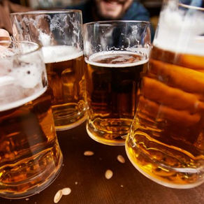 みんな一緒にビールで乾杯