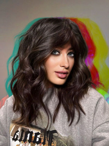 Femme avec une coupe tendance de notre salon de coiffure moderne à Paris