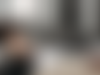 Une jeune femme malade allongée sur le canapé