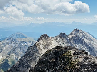 Rugged mountain landscape in the Alps – a challenge and inspiration for well-planned hiking tours.