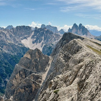 Rugged mountain landscape in the Alps – a challenge and inspiration for well-planned hiking tours.