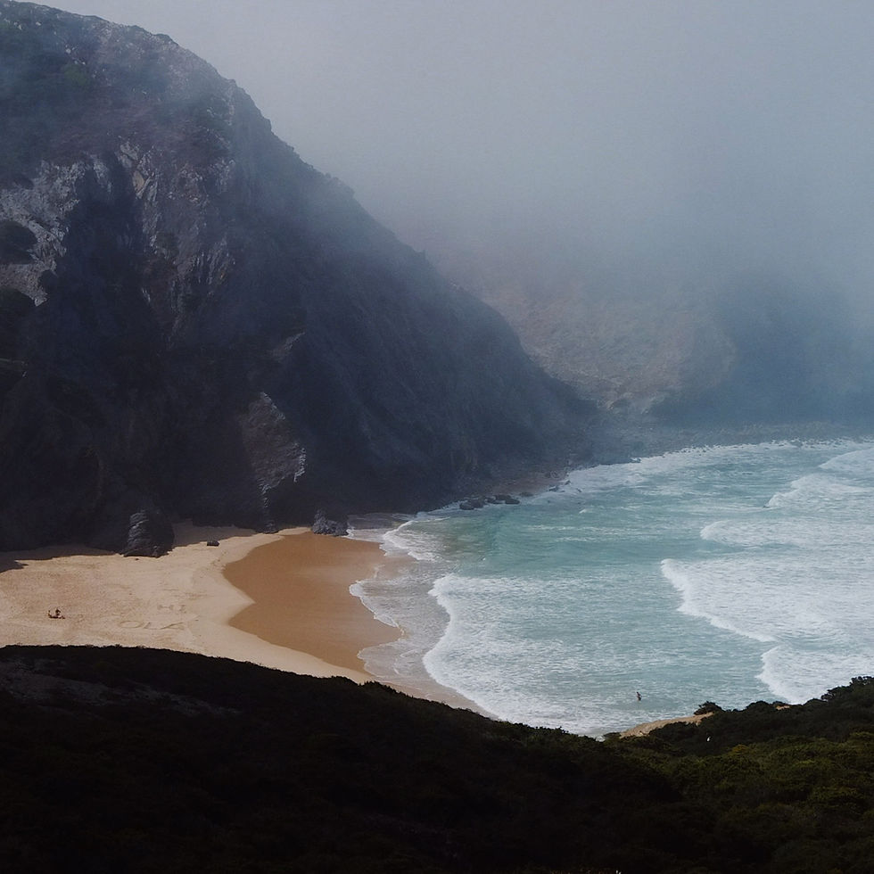 Gentle waves on the coast at sunset – a connection between water, emotions, and mindfulness.