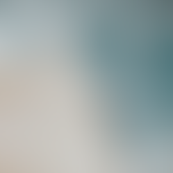 Blick von unten auf ein weiß gespanntes Segel des Holzkatamarans, darüber heller blauer Himmel mit vereinzelten Wolken – Symbol für Segeln, Atlantiküberquerung und Abenteuer auf dem Meer.