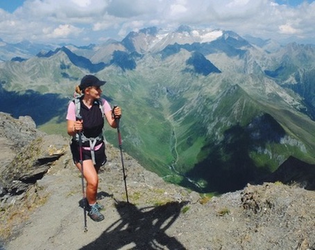 Hiker well equipped with backpack, hiking boots, and weatherproof clothing on an alpine trail—ideal for day hikes in the mountains, safe and comfortable on the go.