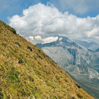 Rugged mountain landscape + slopes in the Alps – a challenge and inspiration for well-planned hiking tours.
