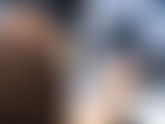 Persona revisando su celular y tomando medidas para evitar una estafa digital.