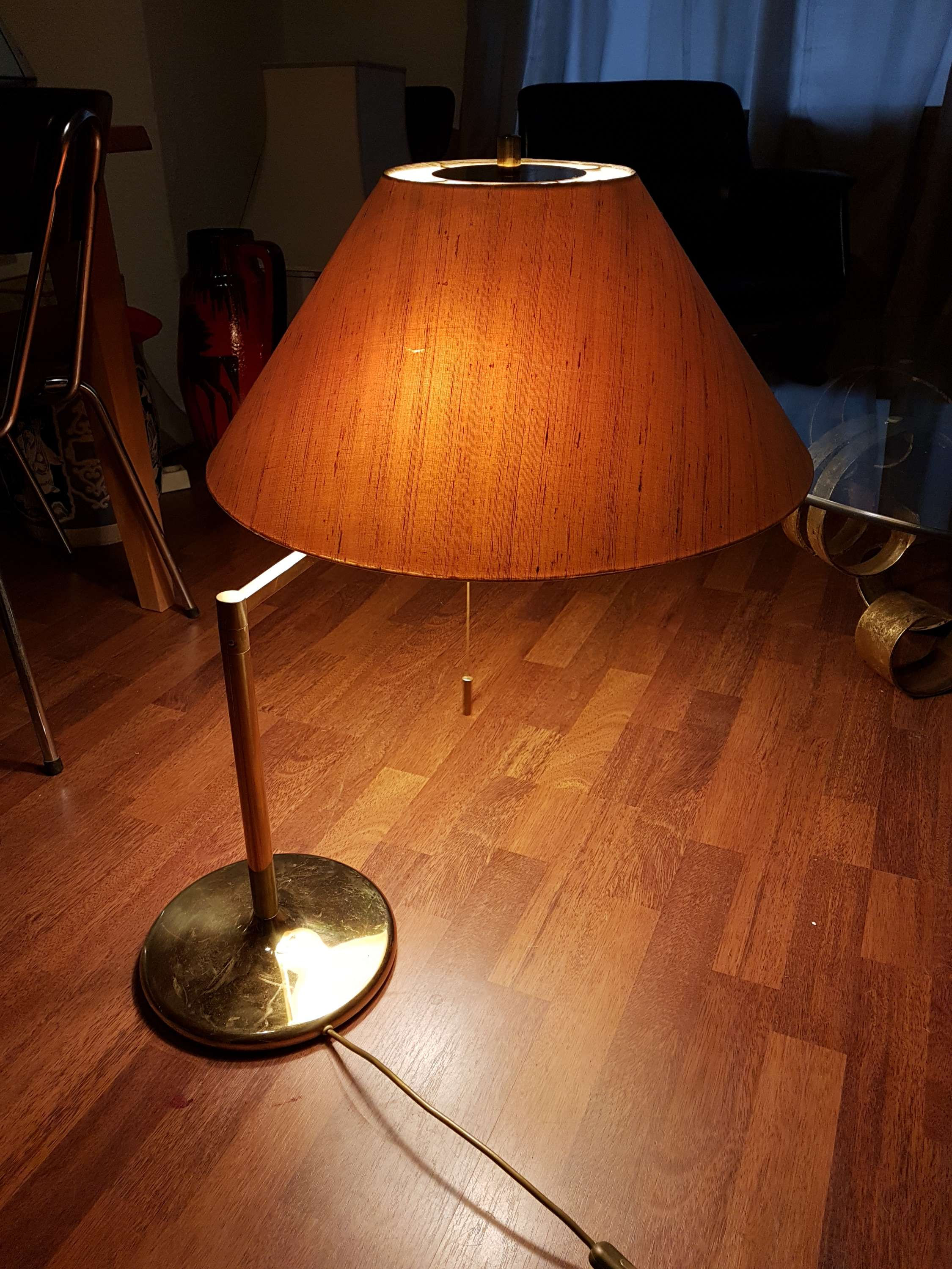 Tischlampe Midcentury Design. Schweizer Herstellung. Schwenkbaren Lampenschirm.