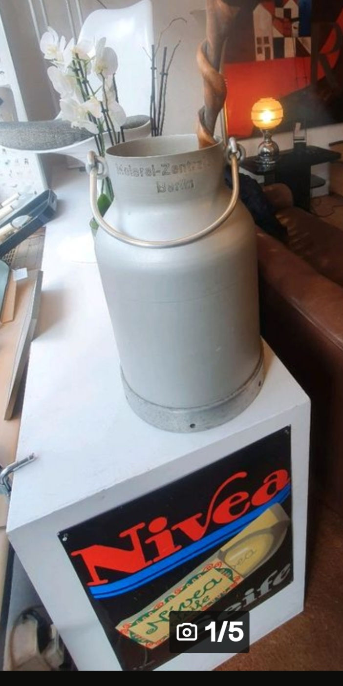 Molkerei Milchkanne als Schirmständer von Meirei Zentrale Berlin. 40-50er