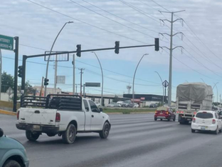 El Gobierno de Reynosa por medio de Servicios Públicos reparó semáforo del parque industrial Moll