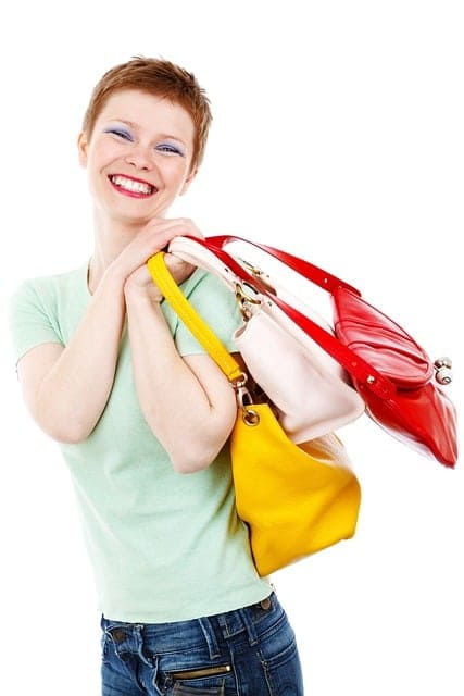 fotografia de mujer con tres bolsos haciendo compras.jpg