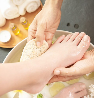 foot-washing-spa-before-treatment-spa-treatment-product-female-feet-hand-spa_1150-37703.jp