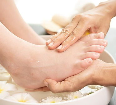 foot-washing-spa-before-treatment-spa-treatment-product-female-feet-hand-spa_1150-37702.jp