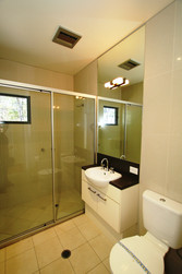 Bed 2 Bathroom.jpg