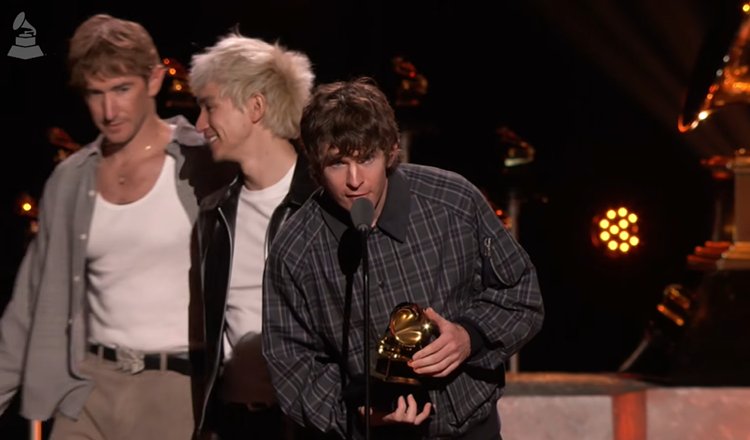 Brendan Yates, vocalista do Turnstile, agradece ao prêmio de Melhor álbum de rock por NEVER ENOUGH. Fonte: Divulgação/Canal Recording Academy / GRAMMYs no YouTube.