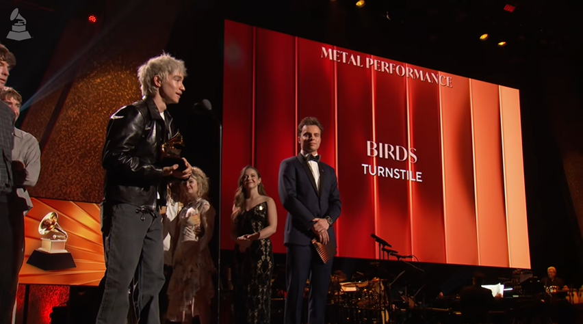 Daniel Fang, baterista do Turnstile, agradece ao prêmio de Melhor performance de metal por BIRDS. Fonte: Divulgação/Canal Recording Academy / GRAMMYs no YouTube