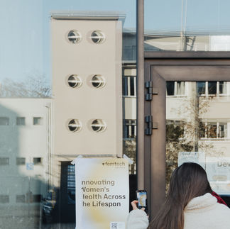 Aufnahme vor dem Delta Campus Berlin