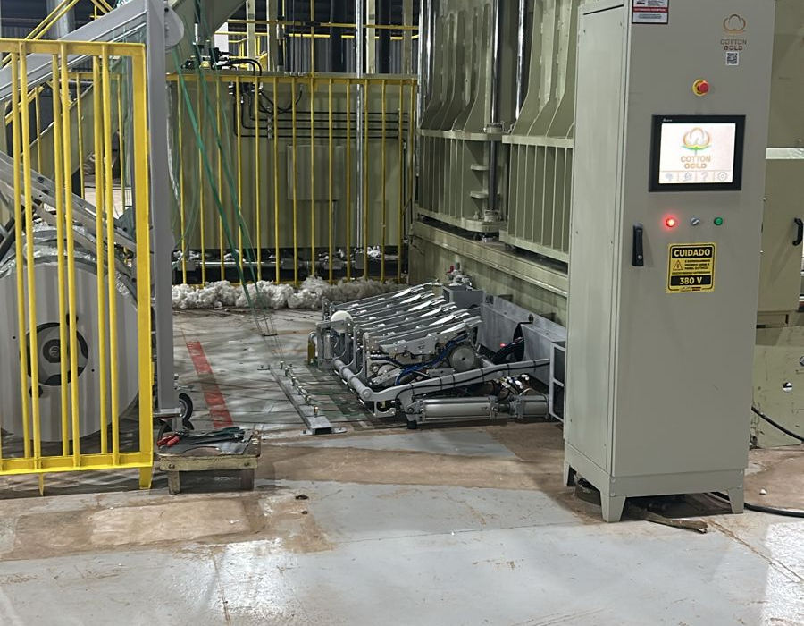 Montagem e ajustes de equipamentos para amarradeira de fardos de algodão
