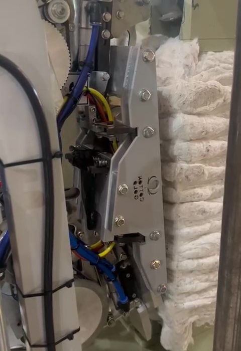 Montagem e ajustes de equipamentos para amarradeira de fardos de algodão
