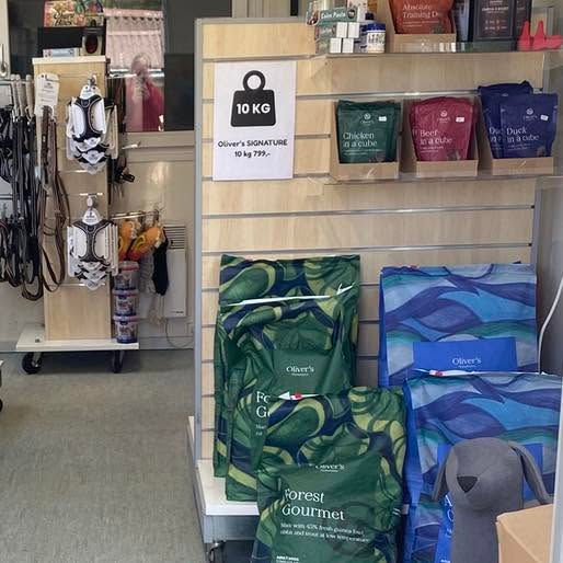 Nærbillede af hundefoder og plejeprodukter på hylde i butik