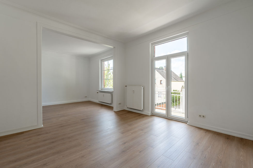 Helles Wohnzimmer mit Zugang zum ersten großen Balkon (Wohnung 3)