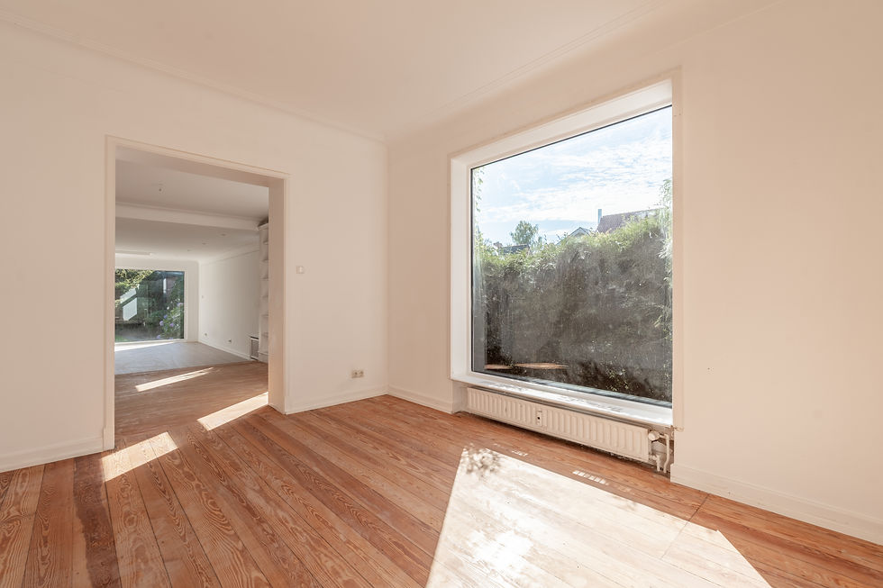 Esszimmer mit großem Fenster (Wohnung 1)