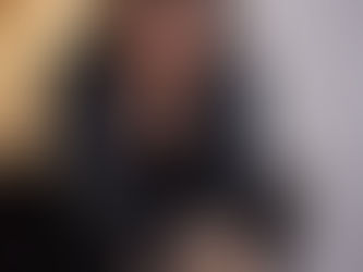 Frau, Brille, lacht. Localia Interiors Christine Schumacher Innenarchitektur Interior Designerin Raumgestaltung