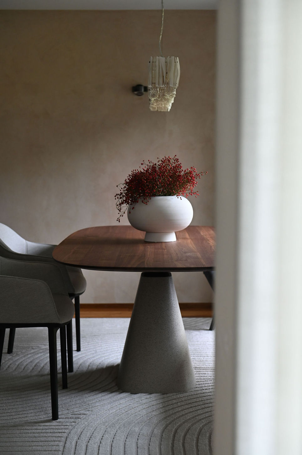 Esstisch, Esszimmer, Vorhang, Teppich, Stuhl, Lampe, Leuchte, Deko, Beeren, Raumgestaltung, Wohnung einrichten Schweiz Liechtenstein, Interior Designer Liechtenstein,