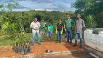 Moradores do Vista Alegre se unem à Prefeitura em ação de plantio de árvores no bairro