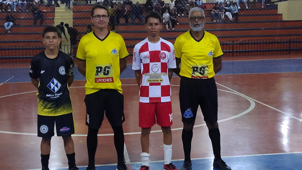 Árbitros Luiz Fernando e Sáudio Pezão com captães do Sub-15
