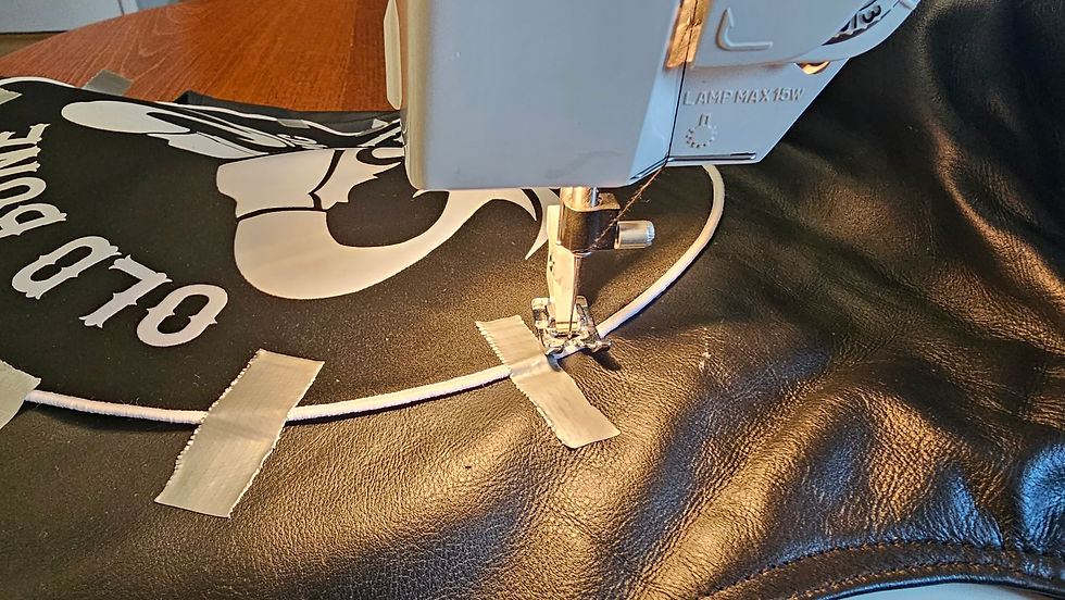 Her fjerner jeg gaffatapebitene fortløpende etterhvert som jeg møter på dem underveis... Jeg bukte svart tråd. Ved nærmere ettertanke så ville nok hvit vært det beste. Jeg sydde helt inntil den hvite kanten. Det fineste ville nok vært å sy PÅ den hvite kanten. Dette begynte jeg å tenke på en god stund etter at dette bildet ble tatt....